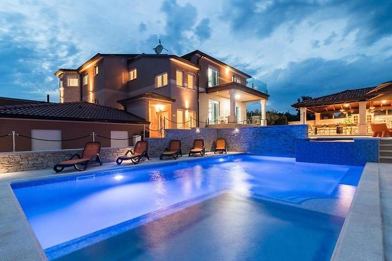 Villa Maxima mit Pool - wiibuk.com