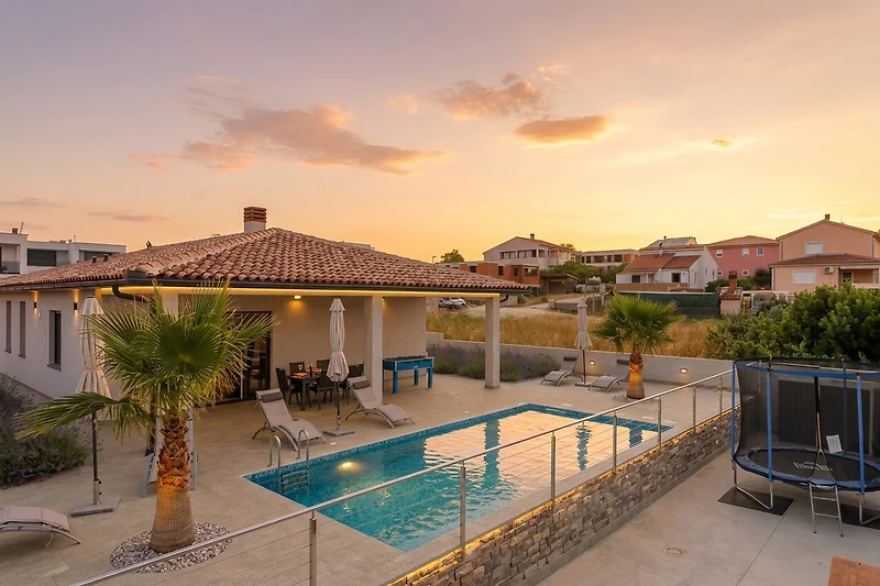 Villa mit Pool in ruhiger Wohnlage für entspannte Ferientage.