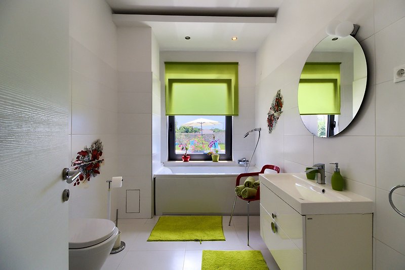 Schönes Badezimmer mit lila Akzenten und modernem Design.
