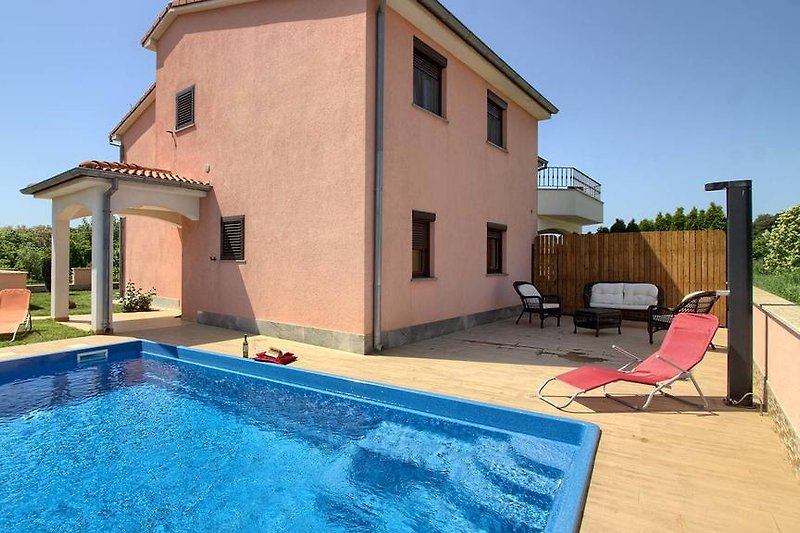 Villa Mary mit pool in Ližnjan - wiibuk.com