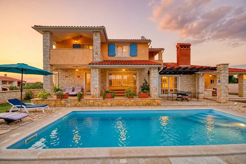 Privater Garten mit Pool vor mediterraner Villa