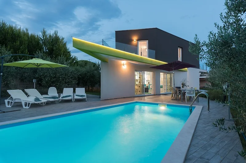 Villa Nika met zwembad in Medulin - wiibuk.com