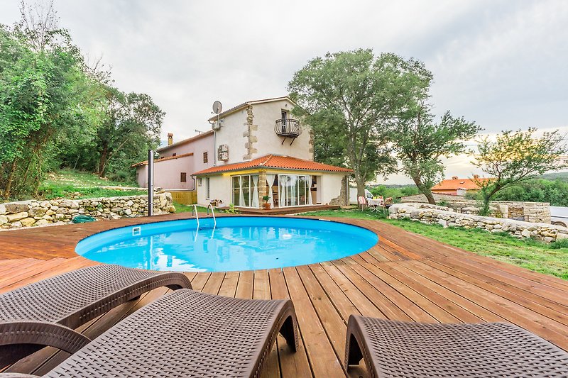 Villa Nevia with pool in Ripenda Verbanci - wiibuk.com