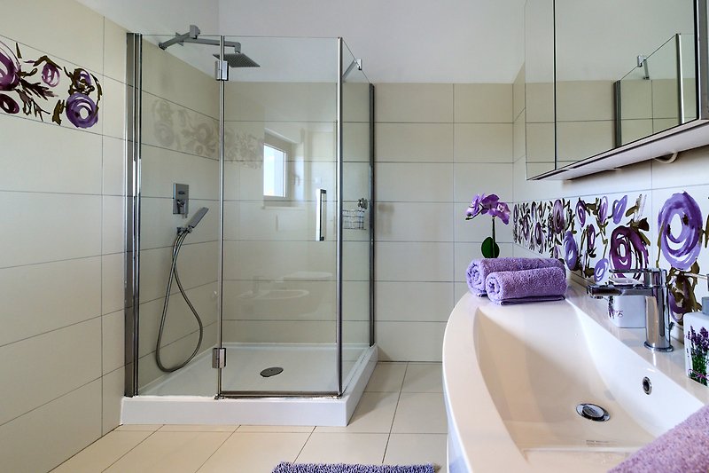 Schönes Badezimmer mit stilvollem Design und modernen Armaturen.