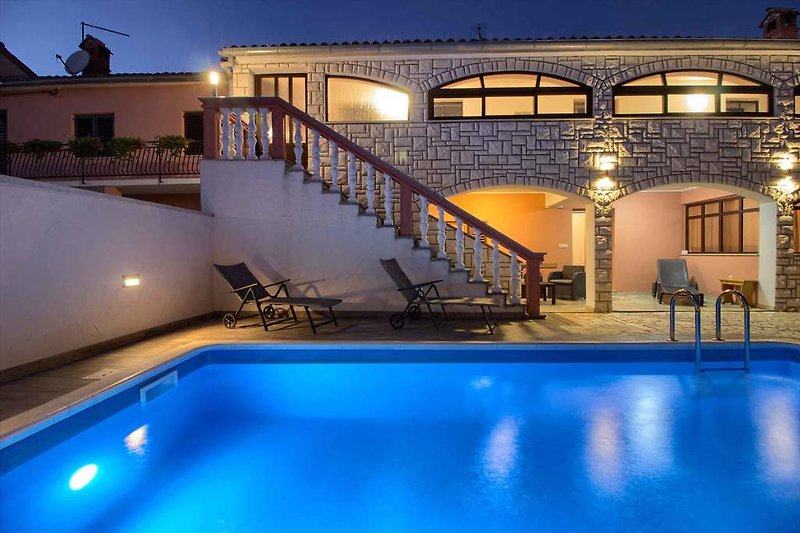 Villa Dvori mit pool in Ližnjan  - wiibuk.com