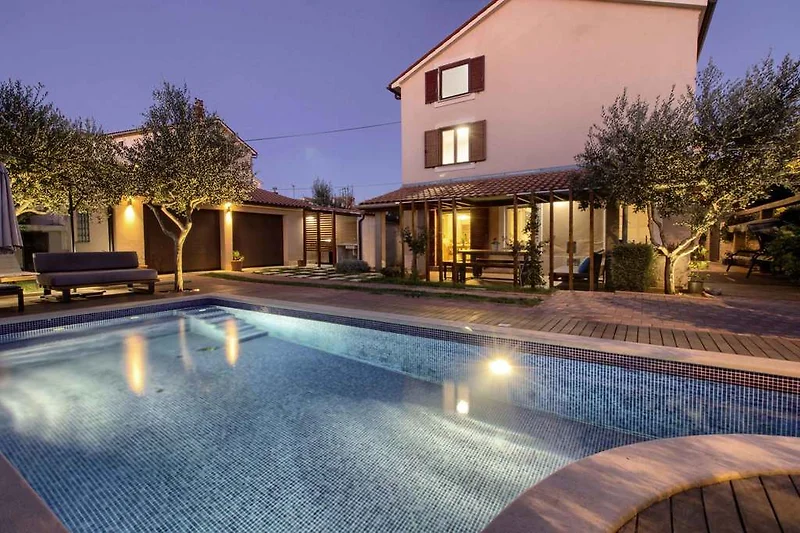 Villa Donatella mit pool in Šišan - wiibuk.com