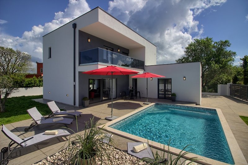 Luxury villa Ema mit pool in Šišan - wiibuk.com