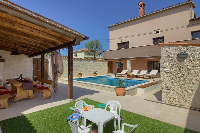Villa Eleonora mit pool in Manjadvorci - wiibuk.com