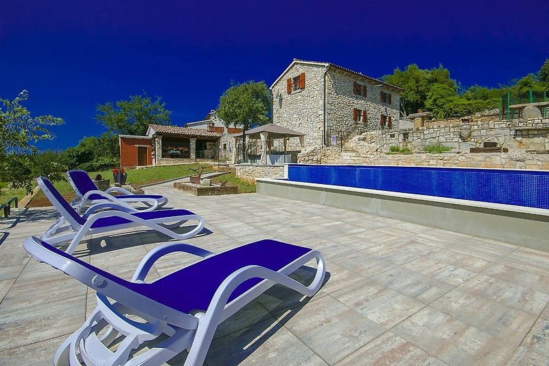 Luxuriöses Stadthaus mit Pool, Sonnenliegen und exklusivem Design.