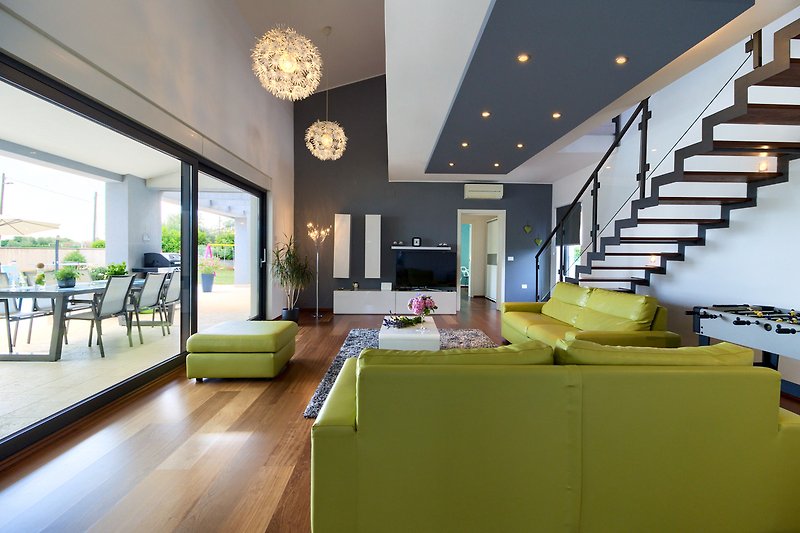 Gemütliches Wohnzimmer mit stilvoller Einrichtung und moderner Beleuchtung.