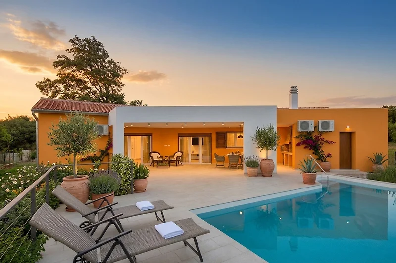 Villa mit Pool und einladendem Eingang