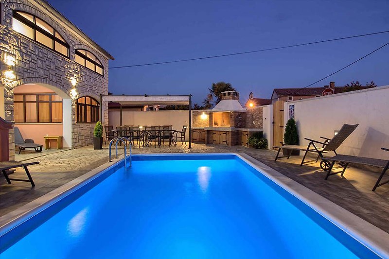 Villa Dvori mit pool in Ližnjan  - wiibuk.com