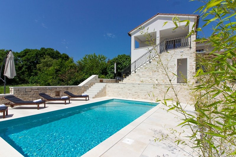 Villa Irma con piscina a Golaš (Bale) - wiibuk.com