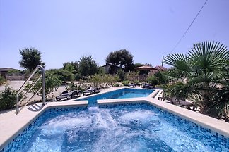 Villa bis 12 per. 2000m vom Strand