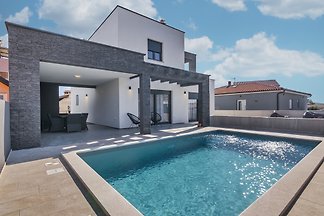 Villa Maeni with private pool