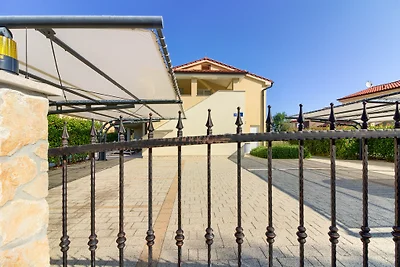 Villa Olivia with pool, beach 200m