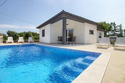 Schöne Villa Sissano mit Pool  