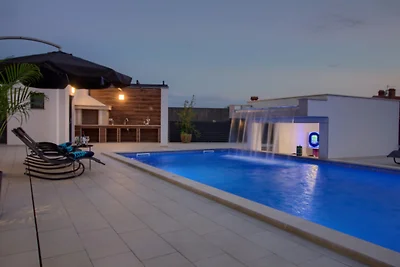 Neue Luxusvilla Luka mit tollem Poo