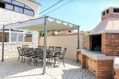 Villa Dvori mit Pool, 3km Strand