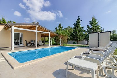 Cozy villa Nezakcij with pool