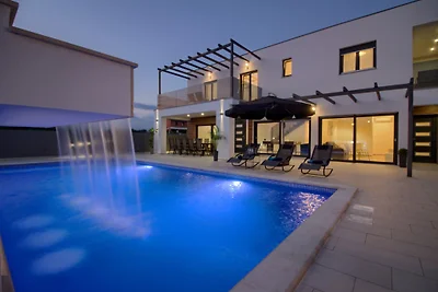 Neue Luxusvilla Luka mit tollem Poo