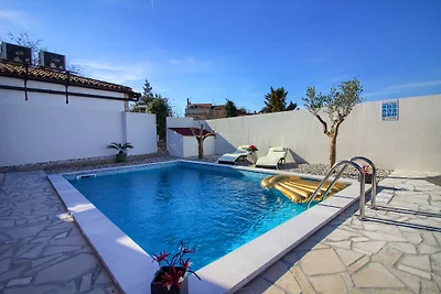 Schöne Villa Michelle mit Pool