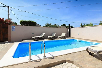 Villa Dvori mit Pool, 3km Strand