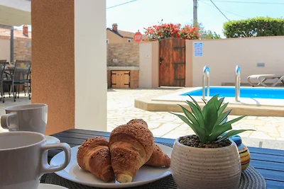 Villa Dvori mit Pool, 3km Strand