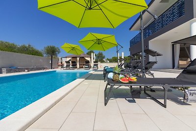 Lux Villa Edis mit Pool, 1km Strand