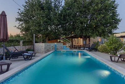 Villa Nera, mit Pool 2km von Strand