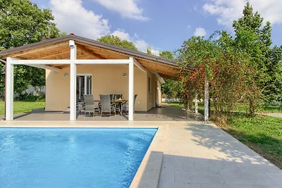 Cozy villa Nezakcij with pool