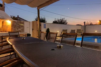 Villa Dvori mit Pool, 3km Strand