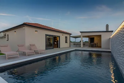 Villa Ani mit Pool  in Pula