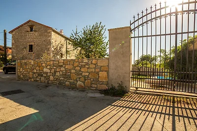 Villa Kalu mit Pool