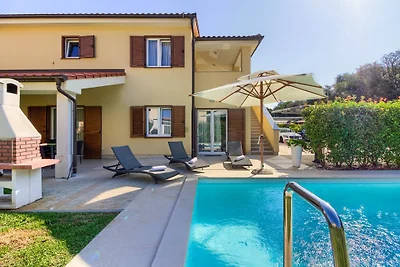 Villa Olivia with pool, beach 200m