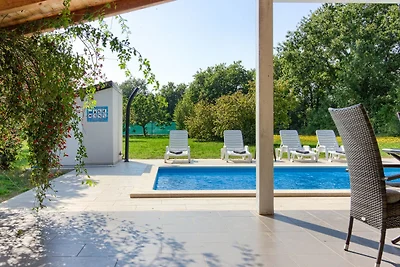 Cozy villa Nezakcij with pool