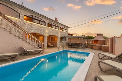 Villa Dvori mit Pool, 3km Strand