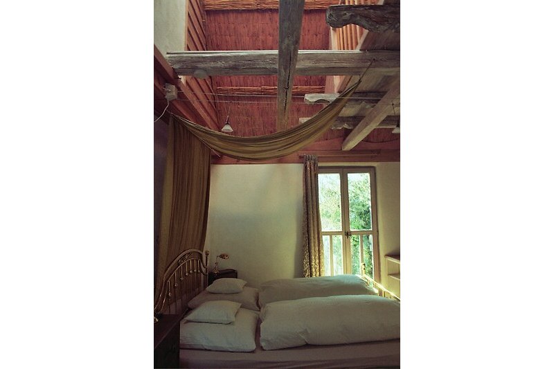 Ein komfortables Schlafzimmer mit einem Messinbett.