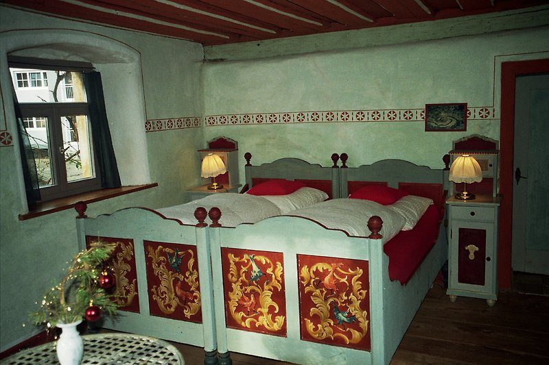 Ein stilvolles Schlafzimmer mit Holzmöbeln und gemütlicher Beleuchtung.