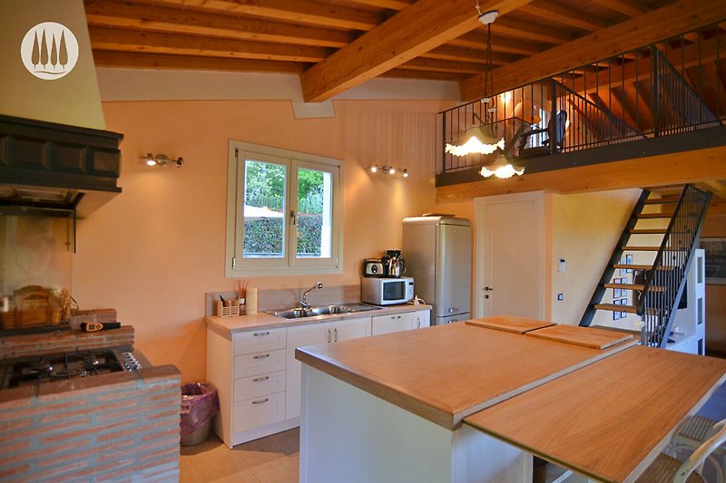 Moderne Küche mit Holzmöbeln, Fenster und Gasofen.