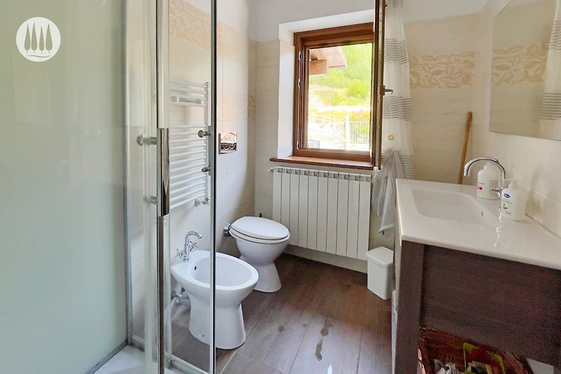 Ein modernes Badezimmer mit lila Akzenten und Holzboden.