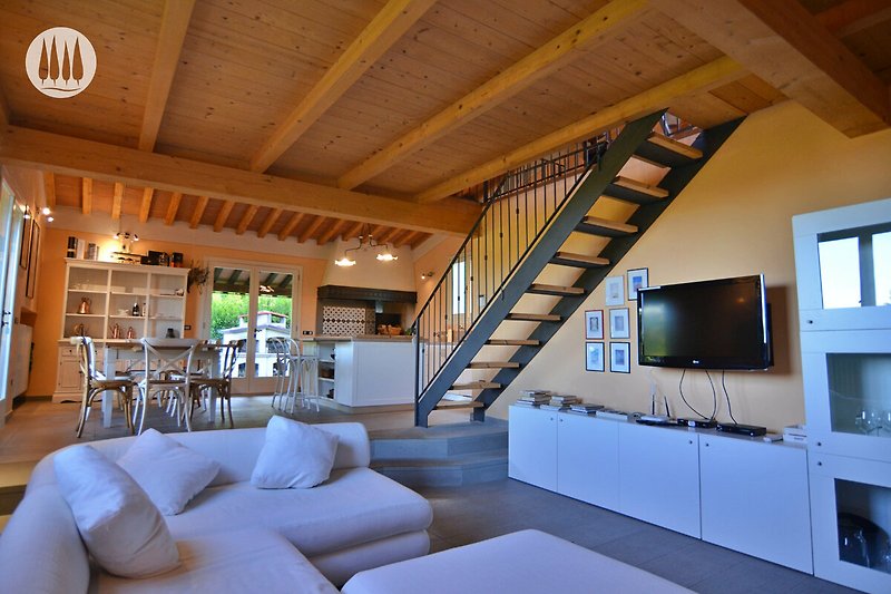 Wohnzimmer mit bequemer Couch, Holzmöbeln und Fenster. Gemütliche Atmosphäre.