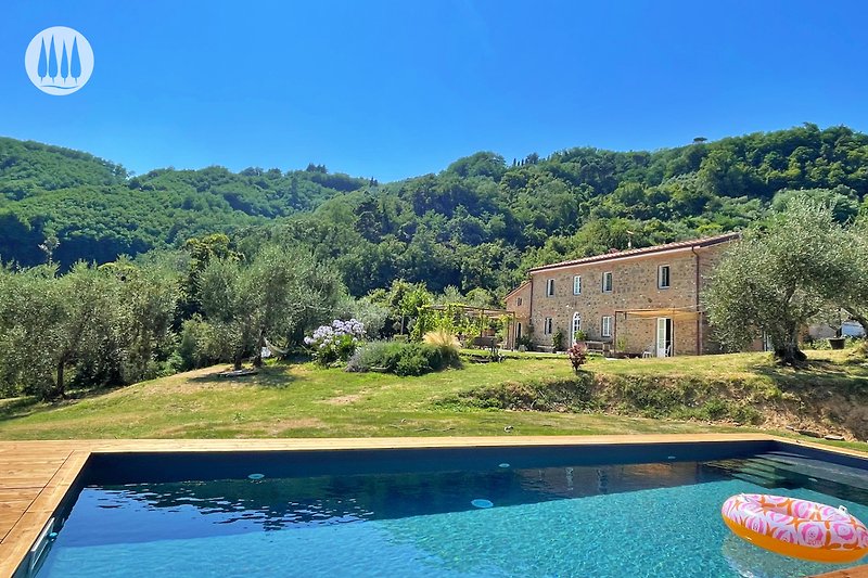 Villa mit Pool, Bergblick und komfortablen Außenmöbeln.