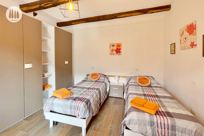 Gemütliches Schlafzimmer mit Holzboden, bequemem Bett und stilvollem Interieur.