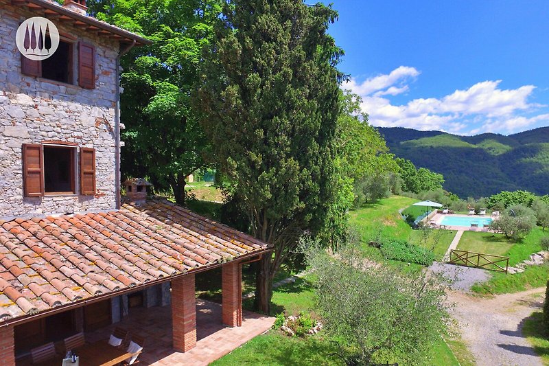 Steinhaus mit Pool und Garten.