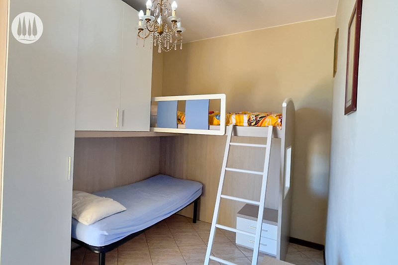 Stilvolles Schlafzimmer mit komfortablem Bett und elegantem Holzmöbel.