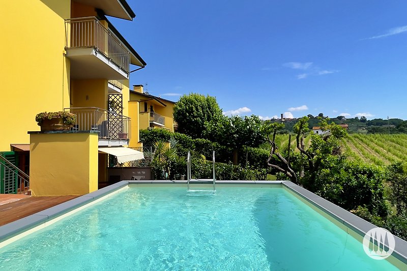 Schönes Ferienhaus mit Pool, tropischem Garten und Meerblick.