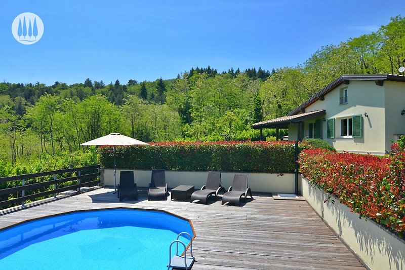Schwimmbad, Sonnenliegen, blauer Himmel und grüne Pflanzen - perfekte Entspannung!