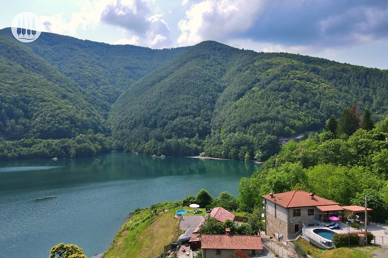 Bergiges Ferienhaus mit See und Natur - perfekt für einen erholsamen Urlaub!