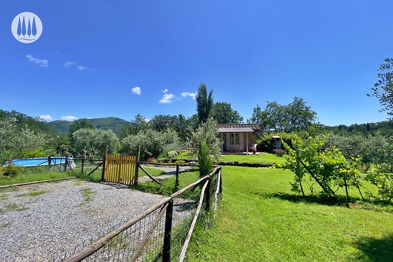 Ein idyllisches Ferienhaus mit Bergblick und gepflegtem Garten in ländlicher Umgebung.